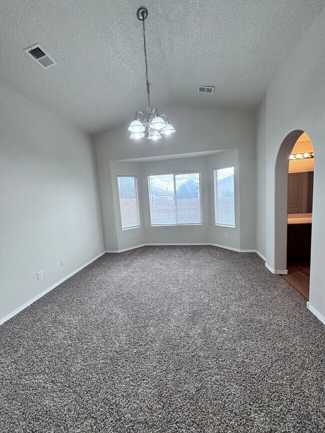 Building Photo - Great 3 bed, 2 bath, 1575 sq ft home in Huning Ranch!
