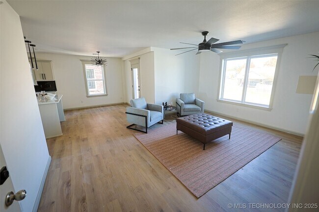 Building Photo - 112 W 2nd St