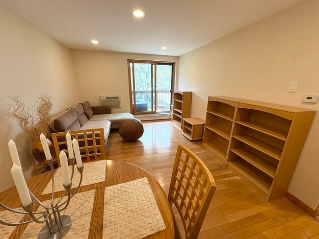 Building Photo - 140 Kenrick St