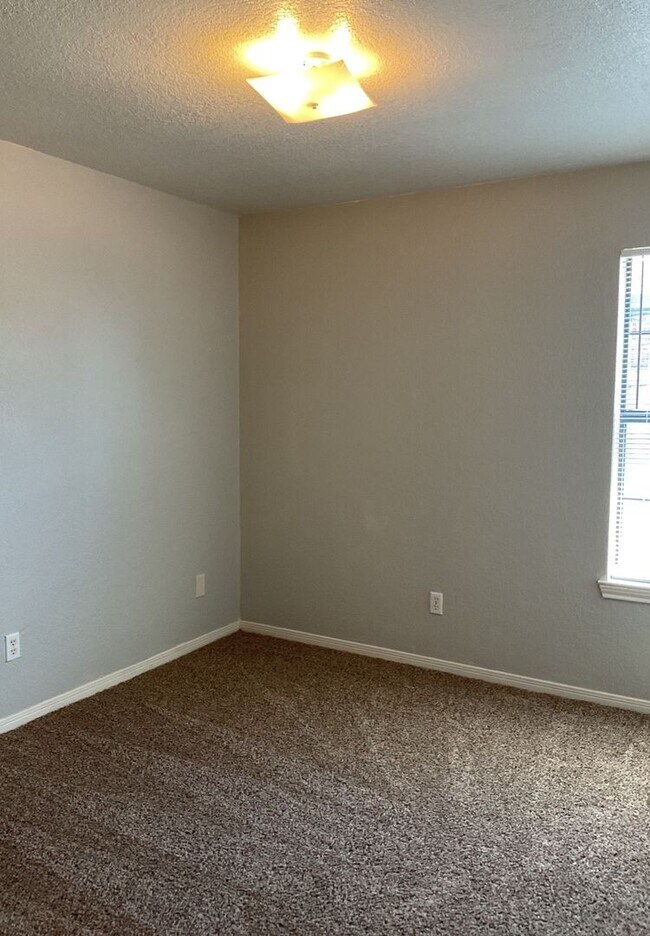 Building Photo - 3906 Hitchrock Dr