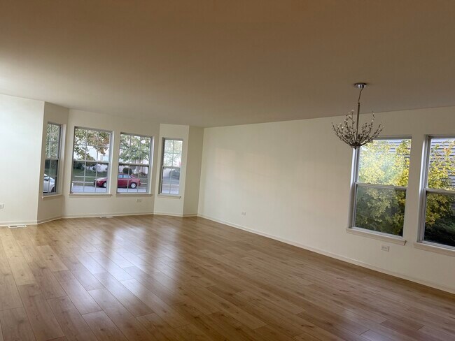 Building Photo - 1015 Bayhill Ln