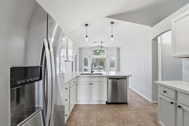 Building Photo - Welcome to this well-maintained 3-bedroom, 2-bath home in Gilbert, AZ!