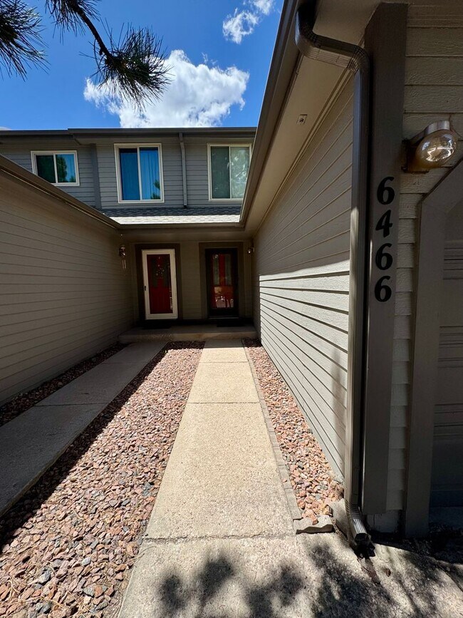 Building Photo - Cozy Townhome on North side with 1 car garage