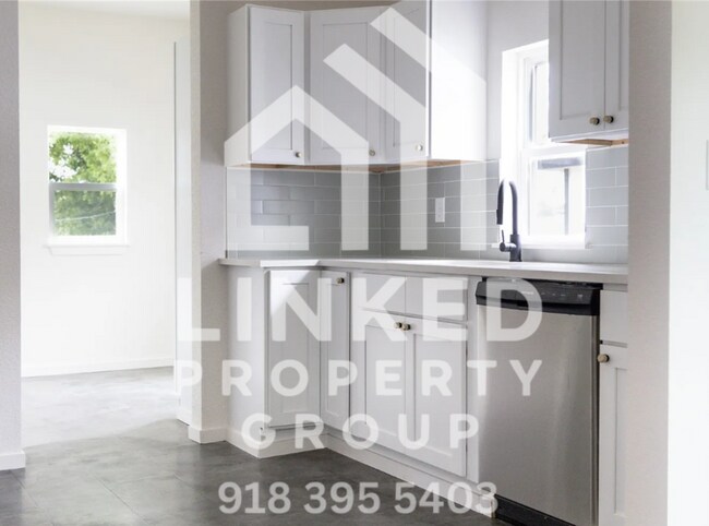 Building Photo - Beautifully Updated 3-Bedroom Home Near Downtown Tulsa