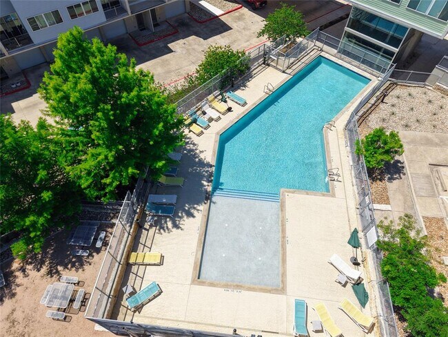 Building Photo - 604 N Bluff Dr