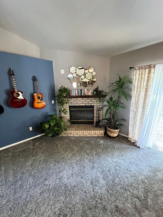 Building Photo - Newly Renovated 3 bed 2 bath home in the h...