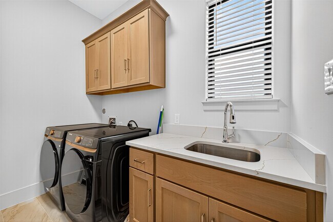 Building Photo - 2427 Camden Creek Ln