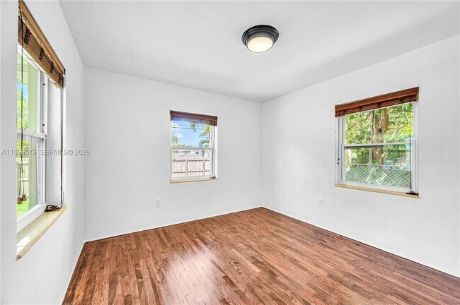 Building Photo - 1280 NE 115th St