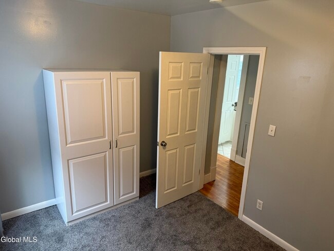 Building Photo - 822 Hampton Ave