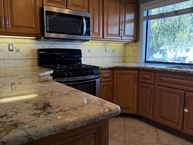 Building Photo - Newport Crest 2 Bedroom Townhouse / Newpor...
