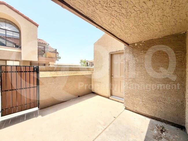 Building Photo - 1905 E University Dr
