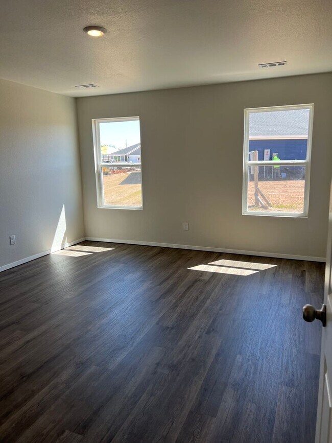 Building Photo - 900 W Tanner Dr