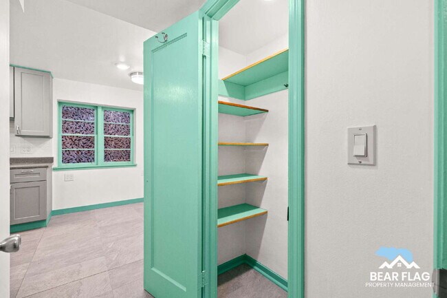 Building Photo - For Rent – 1 Bedroom Back Unit in Mid-Town...