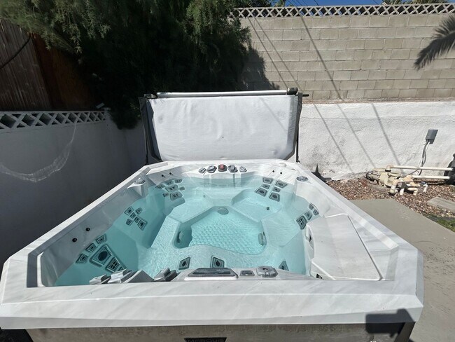 Building Photo - Mid-Century Modern Gem in Historic Paradise Palms!