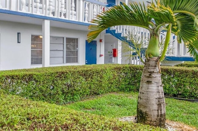 Building Photo - 102 Westbury E