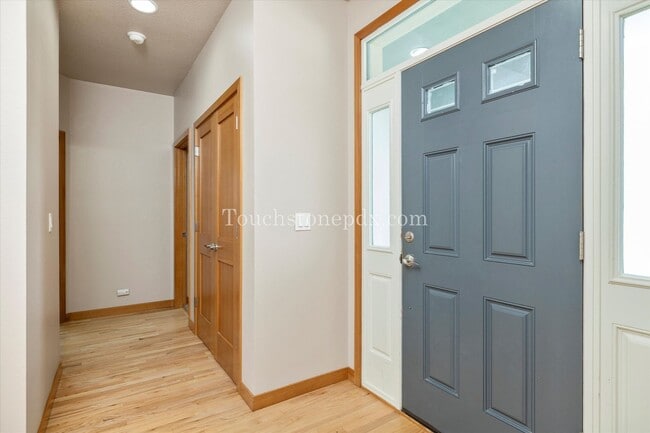 Building Photo - Radiant 3-bedroom Home in Downtown Canby