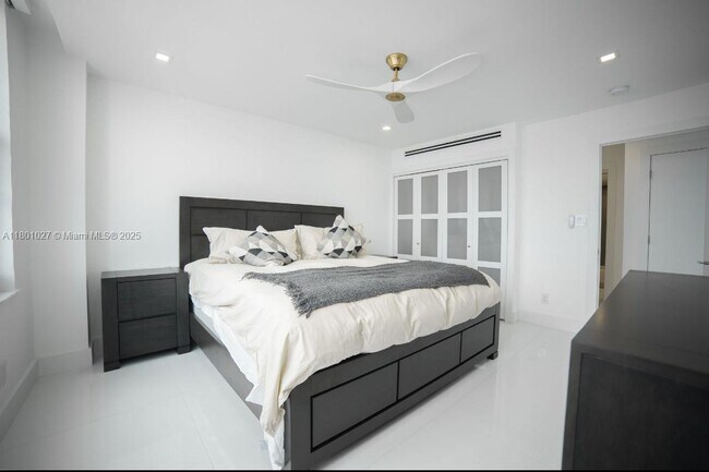 Building Photo - 5600 Collins Ave
