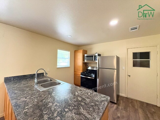 Building Photo - Charming 3-Bedroom Haven in Euless - Stainless Appliances, Large Fenced Yard