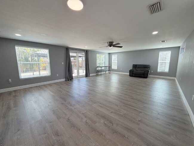 Building Photo - "Spacious 4-Bedroom Retreat with 2 Full Baths in Beautiful Seminole!"