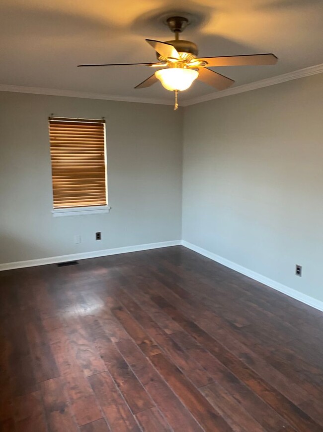 Building Photo - Contact Peggy Goodman 501 676 1758 or Heat...
