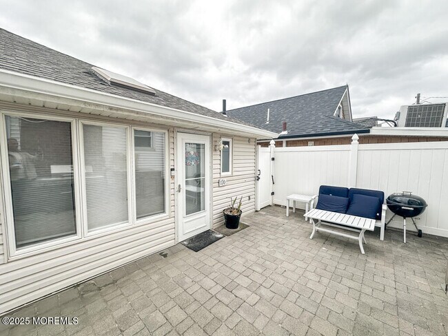 Building Photo - 170 1st Ave