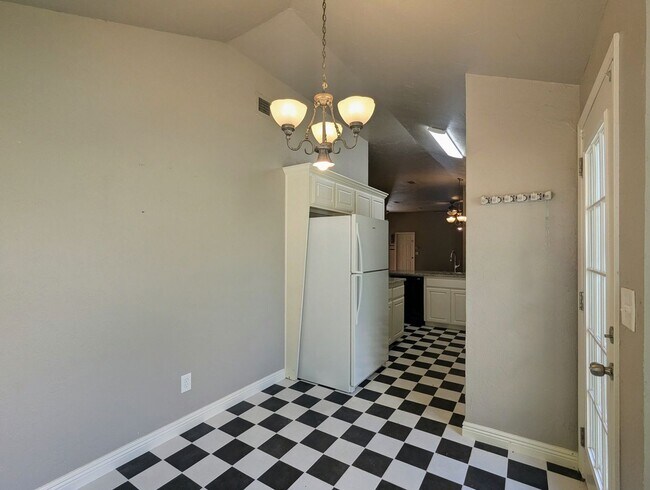 Building Photo - Well-Maintained 3 Bed Home in Edmond | Pet Friendly + Fenced Yard