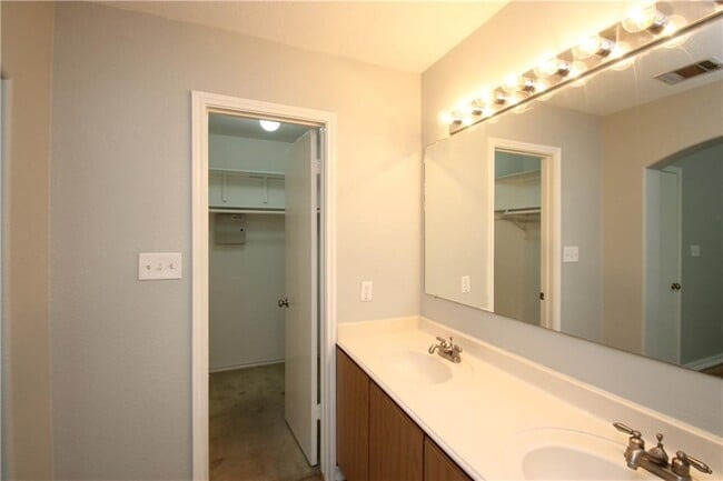 Building Photo - 613 Runners Ridge