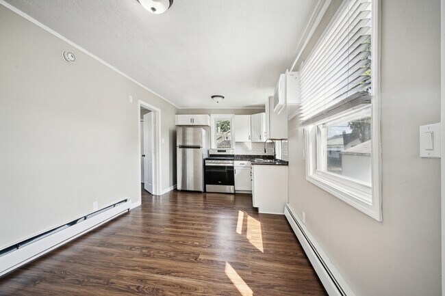 Building Photo - 1029 E Granet Ave