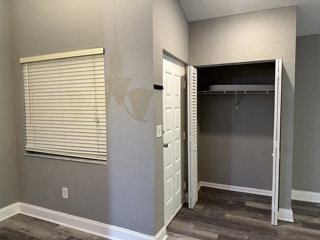 Building Photo - 2871 N Oakland Forest Dr