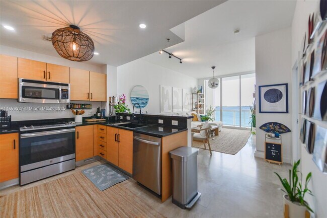 Building Photo - 725 NE 22nd St