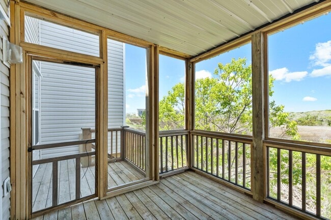 Building Photo - 918-517 N New River Dr