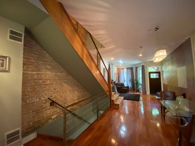 Building Photo - 419 E Oakwood Blvd