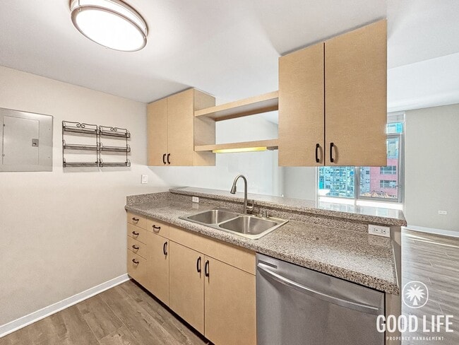 Building Photo - Charming 2BD/1BA Condo in Downtown W/ A/C, W/D, Community Pool, Spa, & Gym!