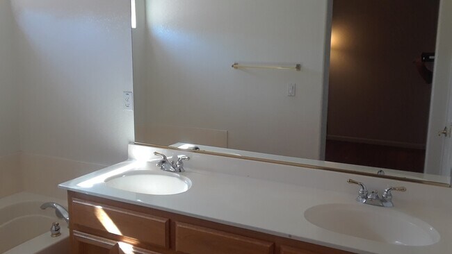 Building Photo - Spacious 3 bedroom home near Roseville Galleria Mall