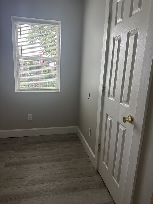 Building Photo - Adorable 1 Bedroom home Fountain Square