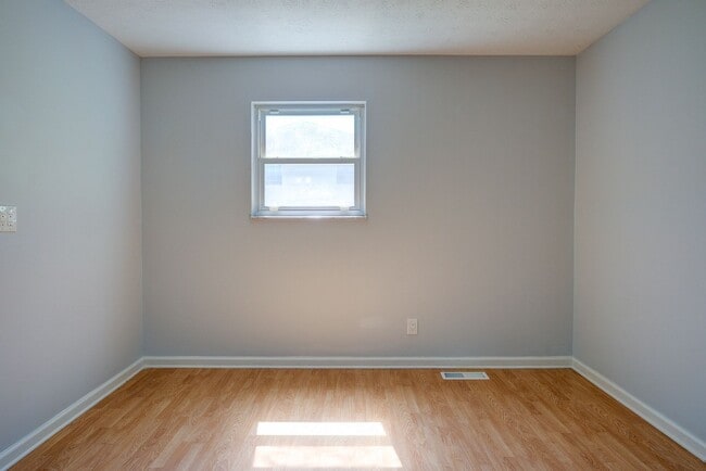 Building Photo - Very nice 4 bed 3 and a half bath home close to Boone Lake