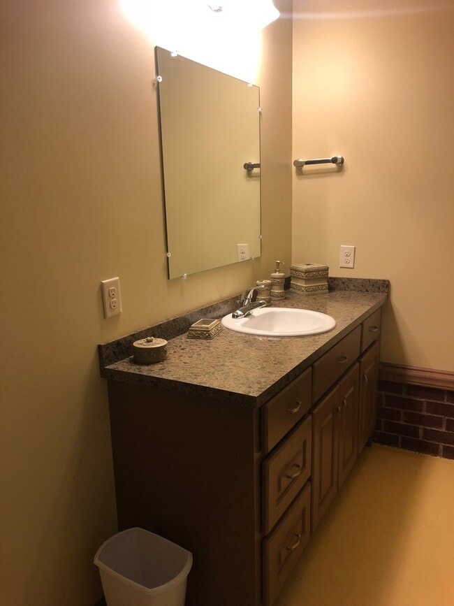 Building Photo - *FULLY FURNISHED* 1 Bedroom, 1 Bathroom Apartment *UTILITIES INCLUDED*