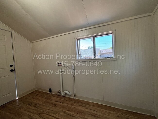 Building Photo - Updated Cottage - Downtown Roseville - 1 B...