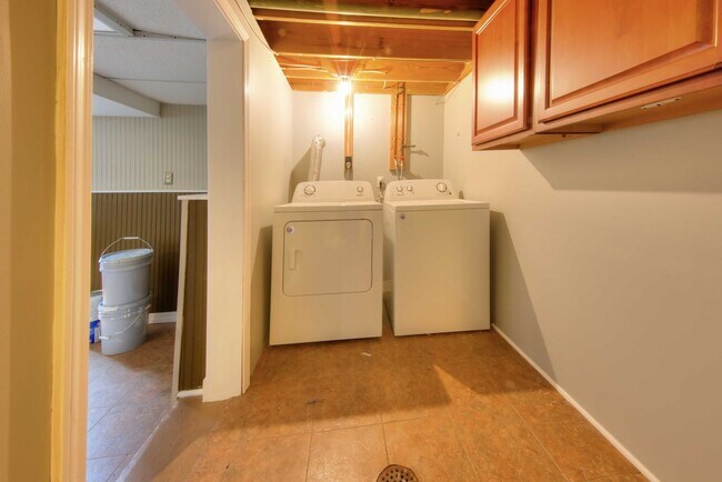 Building Photo - This classic 3 bedroom 2 bath Webster home features a front porch, large deck off the kitchen for...