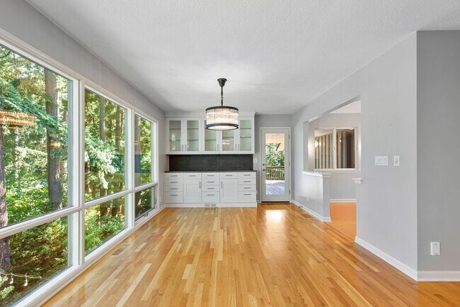 Building Photo - 2640 SW Vista Dr