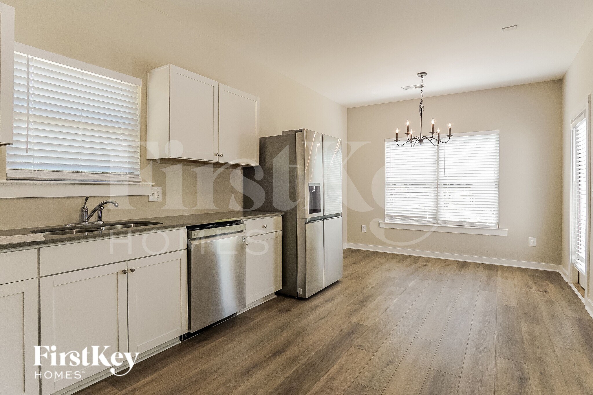 Building Photo - 350 S Pine Dr