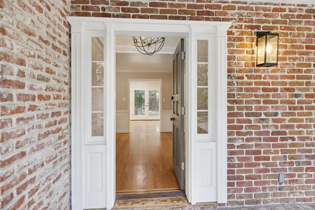 Building Photo - 216 Valparaiso Ave