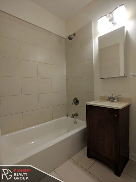 Primary Photo - 2177 W Giddings St