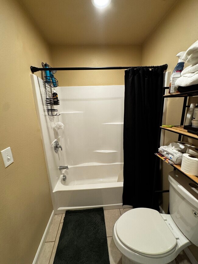 Building Photo - 879 N Mountain View Ave