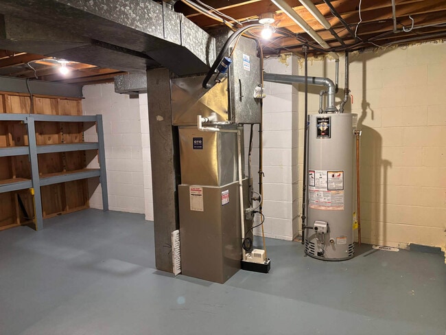 Building Photo - 558 Green Bay Rd