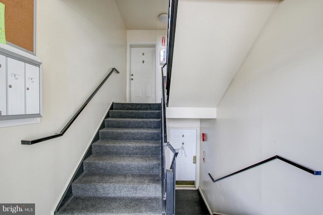 Building Photo - 6 Normandy Square Ct