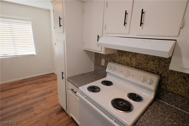 Building Photo - 2608 E Mesquite Ave