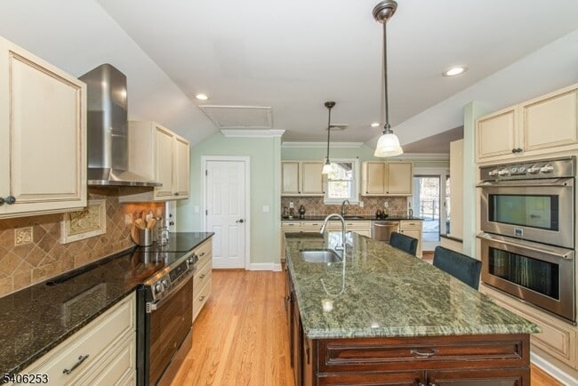 Building Photo - 414 Mineral Springs Dr