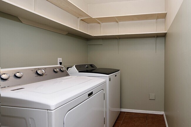 Building Photo - 103 N Deerfoot Cir