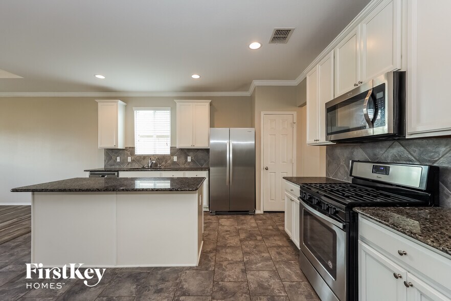 Building Photo - 7111 Marina Del Rey